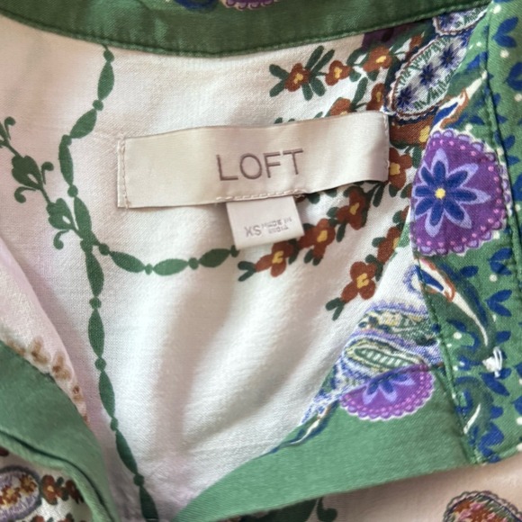 LOFT Ivory Green Peacock Pheasant Floral Rayon Button Up Top Sz XS Nature Birds - Picture 10 of 12
